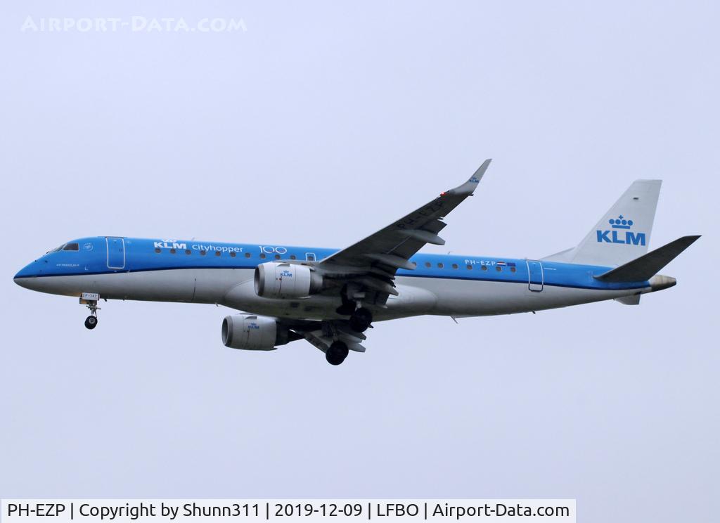 PH-EZP, 2010 Embraer 190LR (ERJ-190-100LR) C/N 19000347, Landing rwy 32L in new c/s... Additional '100' titles...