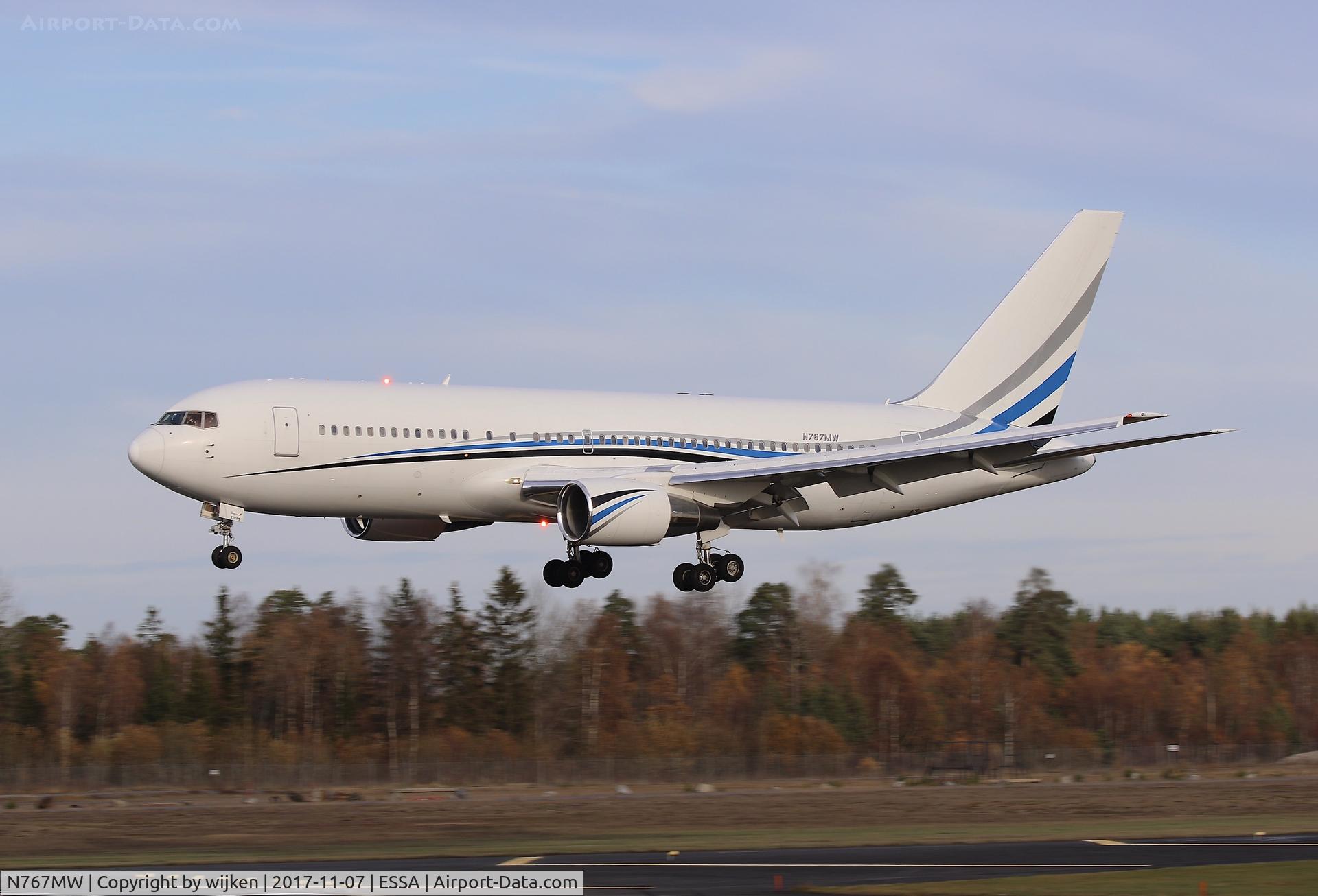 N767MW, 1982 Boeing 767-277 C/N 22694, RWY 26