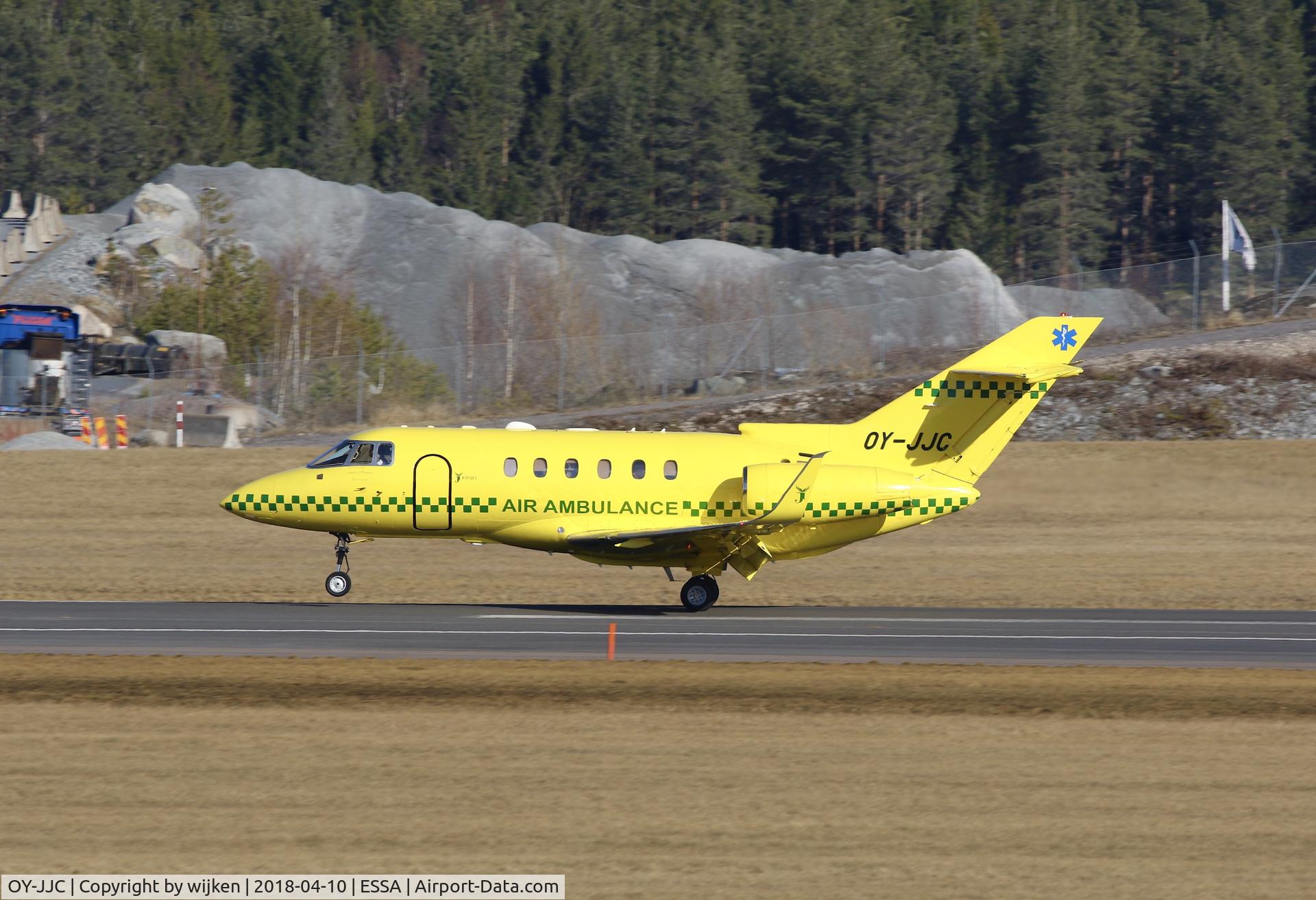 OY-JJC, 2003 Raytheon Hawker 800XP C/N 258637, RWY 01R