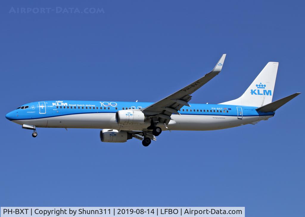 PH-BXT, 2004 Boeing 737-9K2 C/N 32944, Landing rwy 32L with addiational '100' titles... new c/s