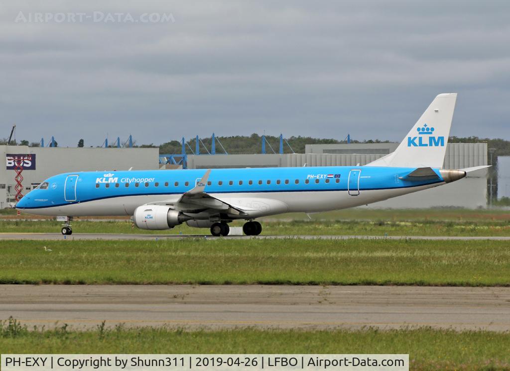 PH-EXY, 2018 Embraer 190STD (ERJ-190-100STD) C/N 19000751, Lining up rwy 32R from November 2 for departure...
