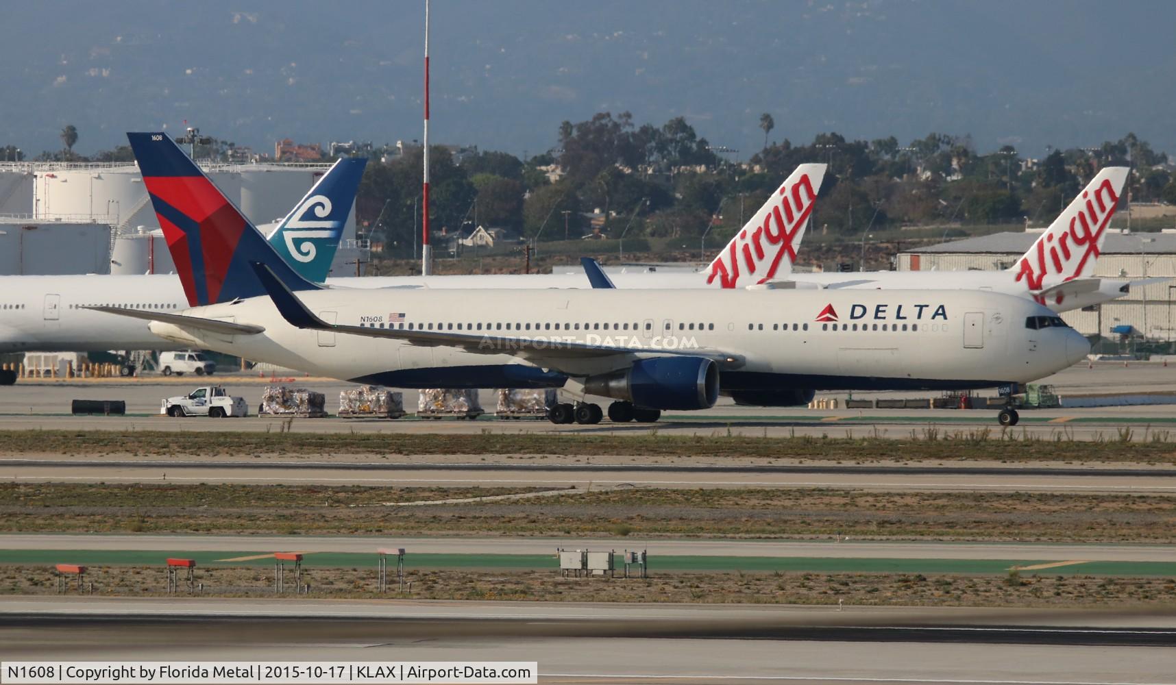 N1608, 2000 Boeing 767-332 C/N 30573, Delta