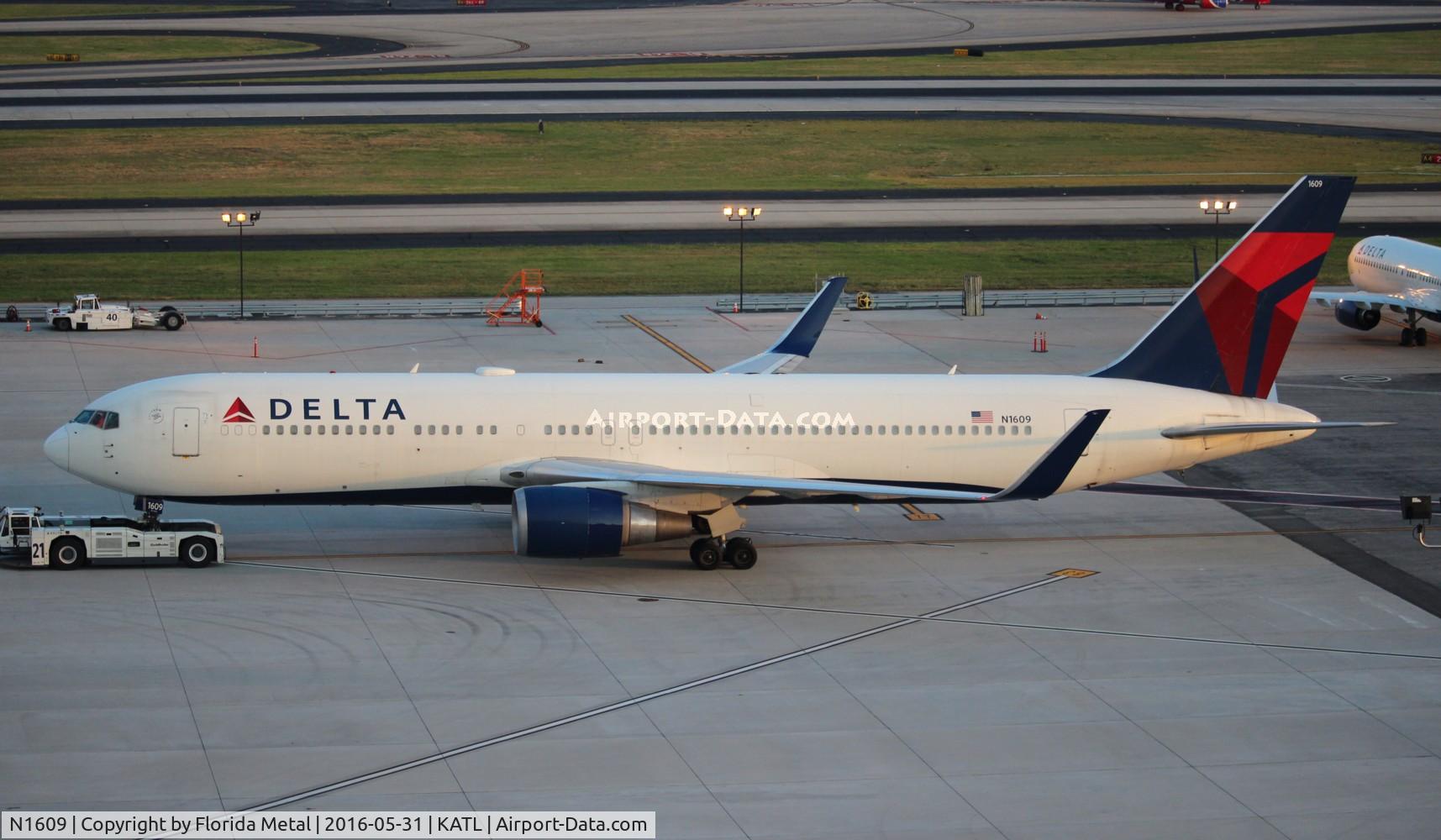 N1609, 2000 Boeing 767-332 C/N 30574, Delta