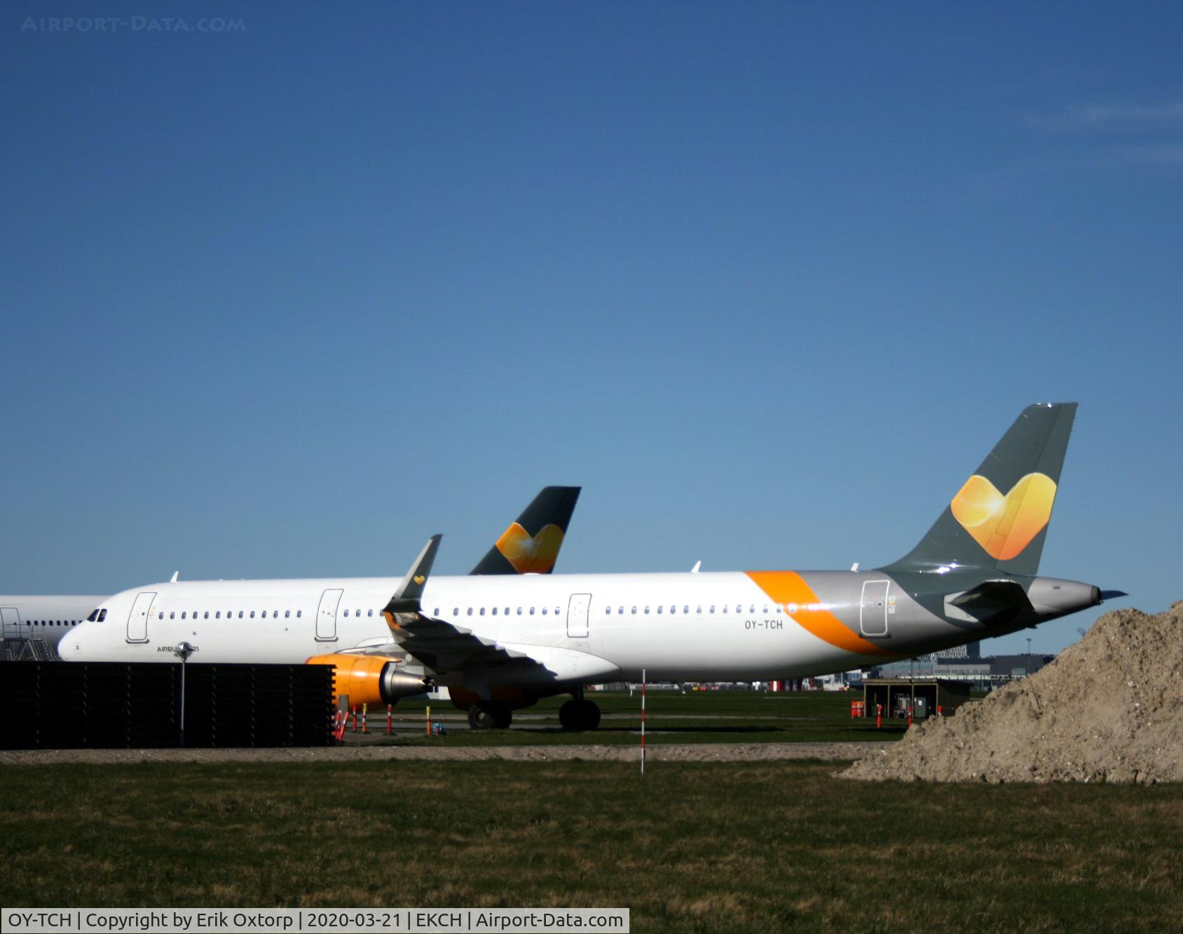 OY-TCH, 2015 Airbus A321-211 C/N 6438, OY-TCH in CPH. SunClass Airlines, but no titles