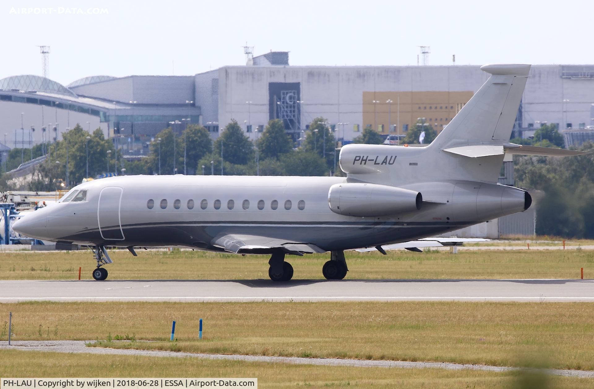 PH-LAU, 1999 Dassault Falcon 900EX C/N 54, RWY 19L