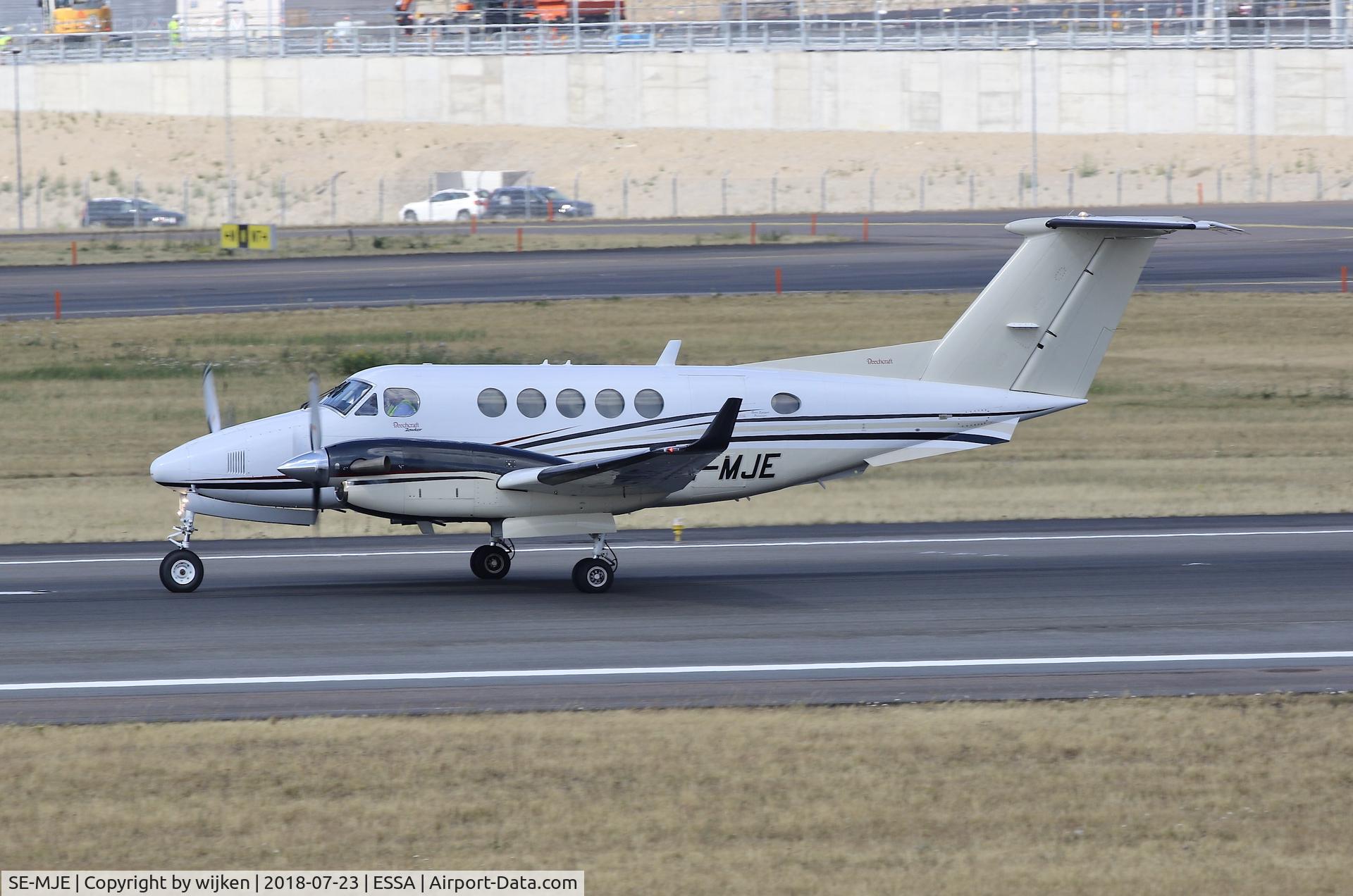 SE-MJE, 1994 Beech B200 King Air C/N BB-1500, RWY 19L