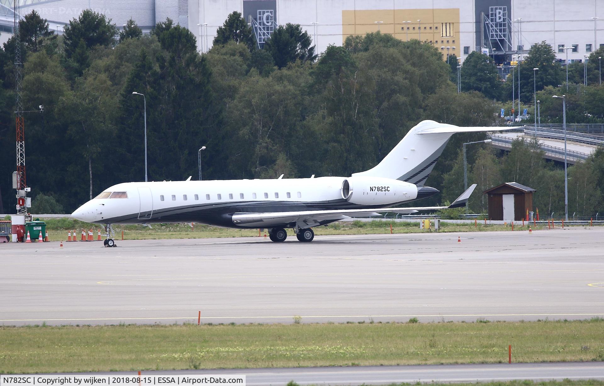 N782SC, 2001 Bombardier BD-700-1A10 Global Express C/N 9082, Ramp M