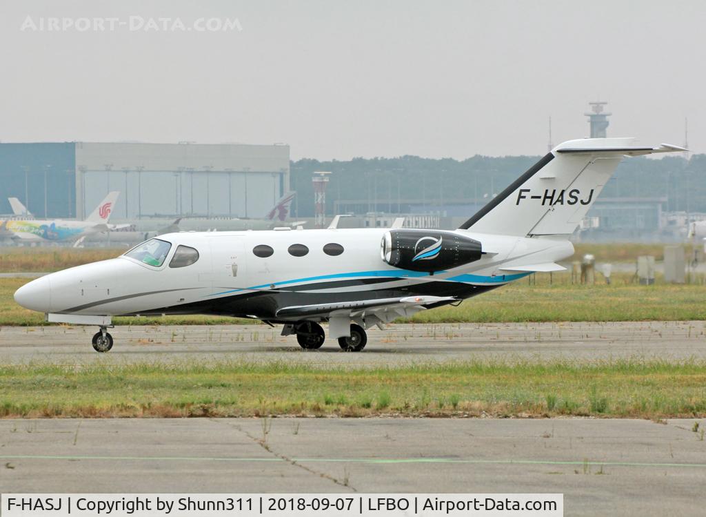 F-HASJ, 2007 Cessna 510 Citation Mustang Citation Mustang C/N 510-0072, Taxiing holding point rwy 32R for departure... leaving General Aviation area...
