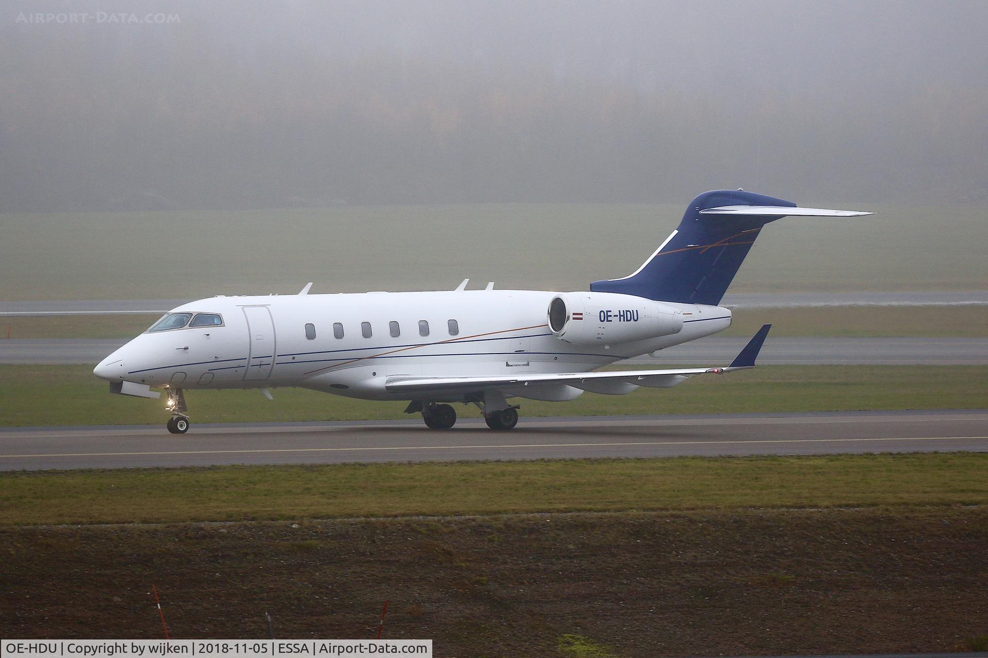 OE-HDU, 2006 Bombardier Challenger 300 (BD-100-1A10) C/N 20094, Taxiway W
