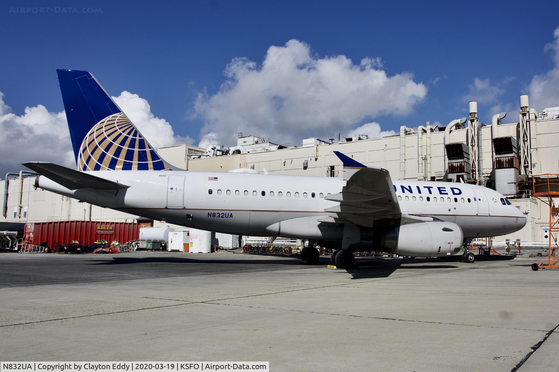 N832UA, 2000 Airbus A319-131 C/N 1321, SFO 2020.