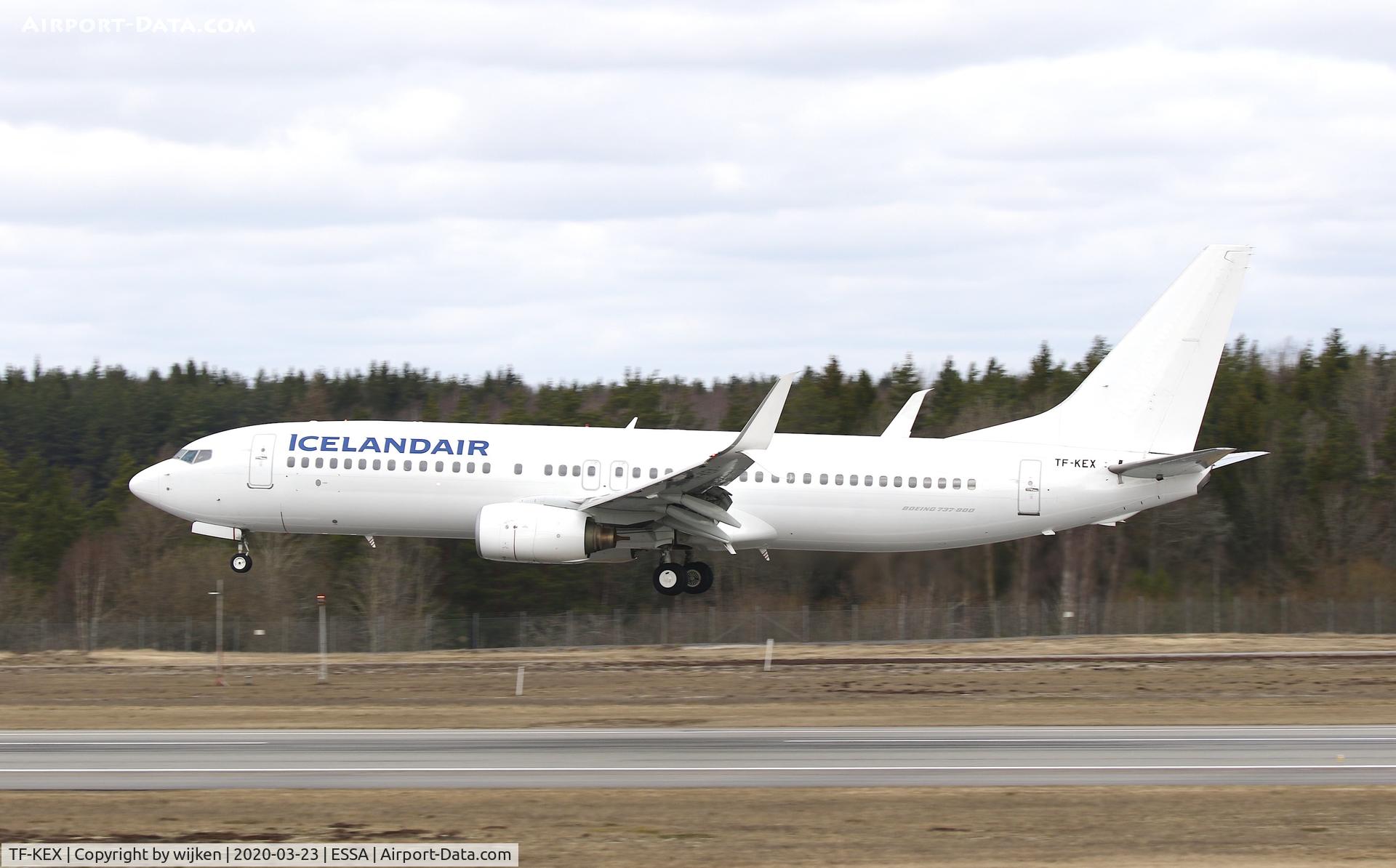 TF-KEX, 2004 Boeing 737-8BK C/N 33018, RWY 26