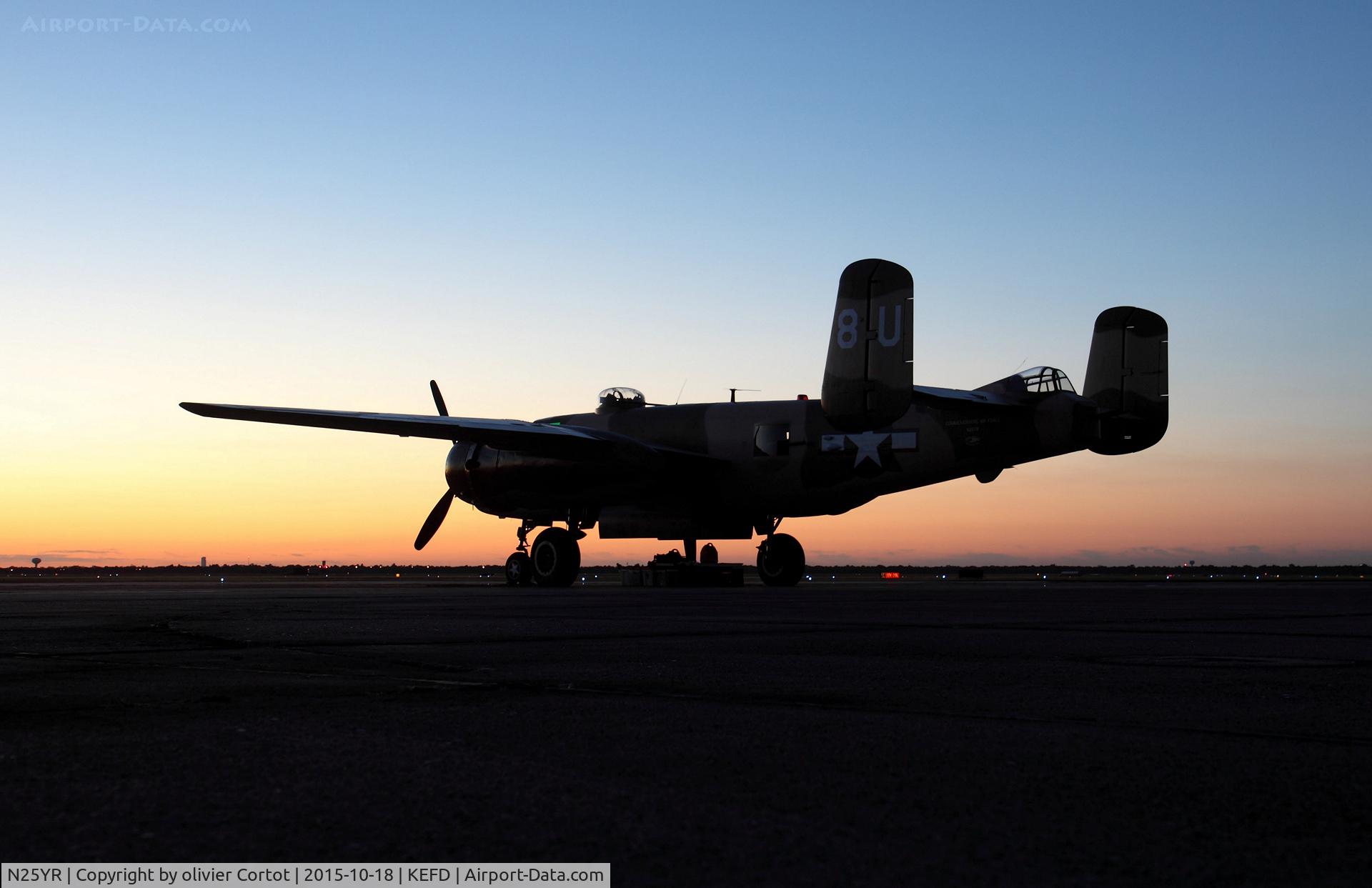 N25YR, 1943 North American TB-25N Mitchell C/N 108-34881, Houston, early morning