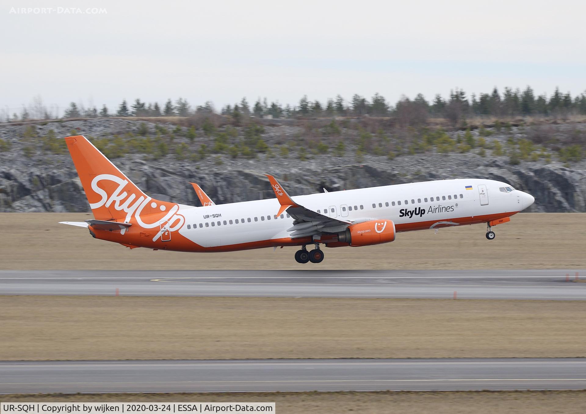 UR-SQH, 2004 Boeing 737-86Q C/N 30292, RWY 19L