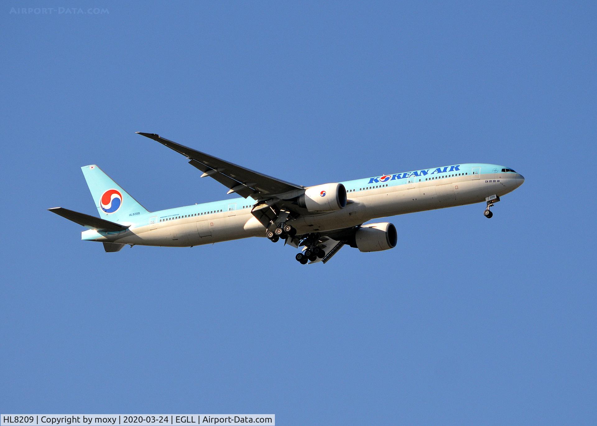 HL8209, 2010 Boeing 777-3B5/ER C/N 37646, Boeing 777-3B5(ER) on finals to London Heathrow.