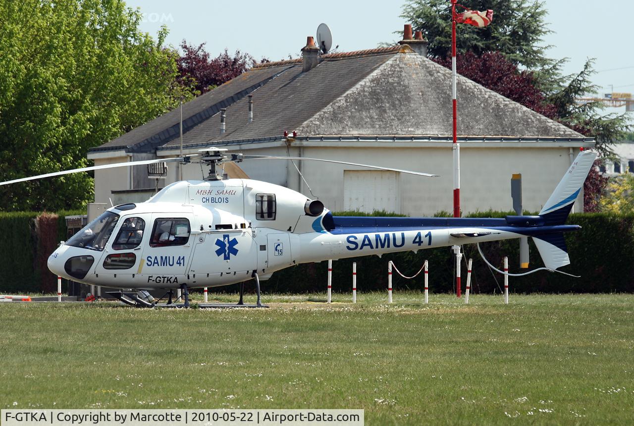 F-GTKA, Eurocopter AS-355N Ecureuil 2 C/N 5141, Trousseau hospital. Operated by SAMU 41 in 2010.