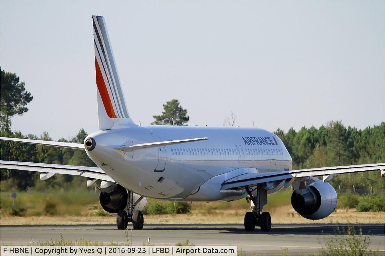 F-HBNE, 2011 Airbus A320-214 C/N 4664, Airbus A320-214, Lining up rwy 05, Bordeaux Mérignac airport (LFBD-BOD)