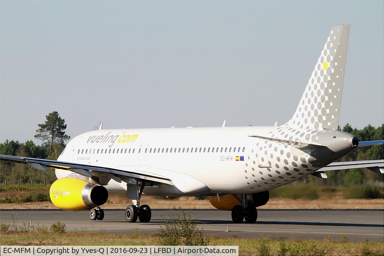 EC-MFM, 2015 Airbus A320-232 C/N 6571, Airbus A320-232, Lining up rwy 05, Bordeaux Mérignac airport (LFBD-BOD)