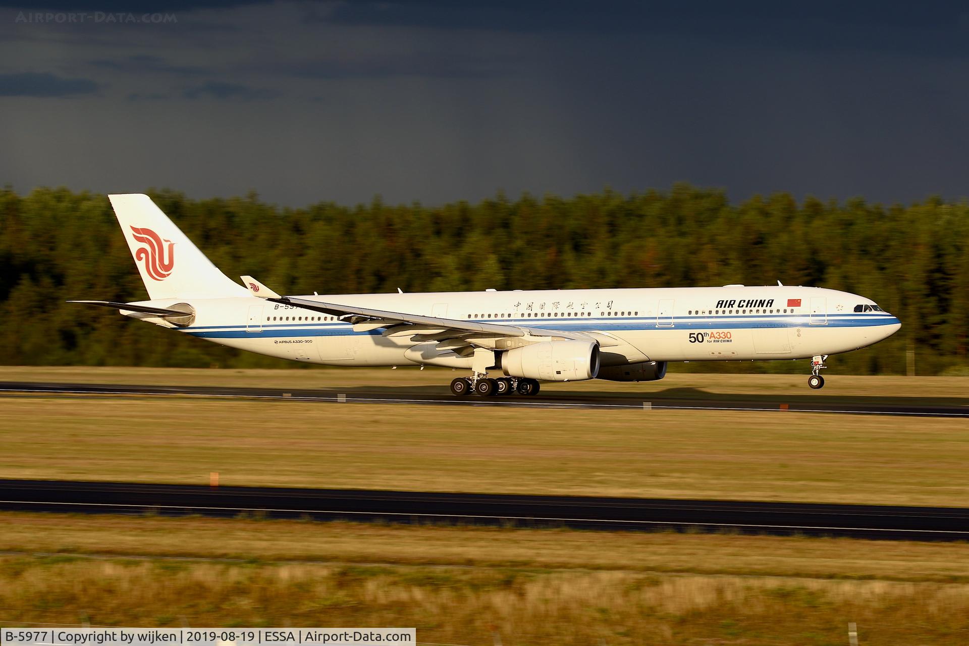 B-5977, 2015 Airbus A330-343 C/N 1658, RWY 19L