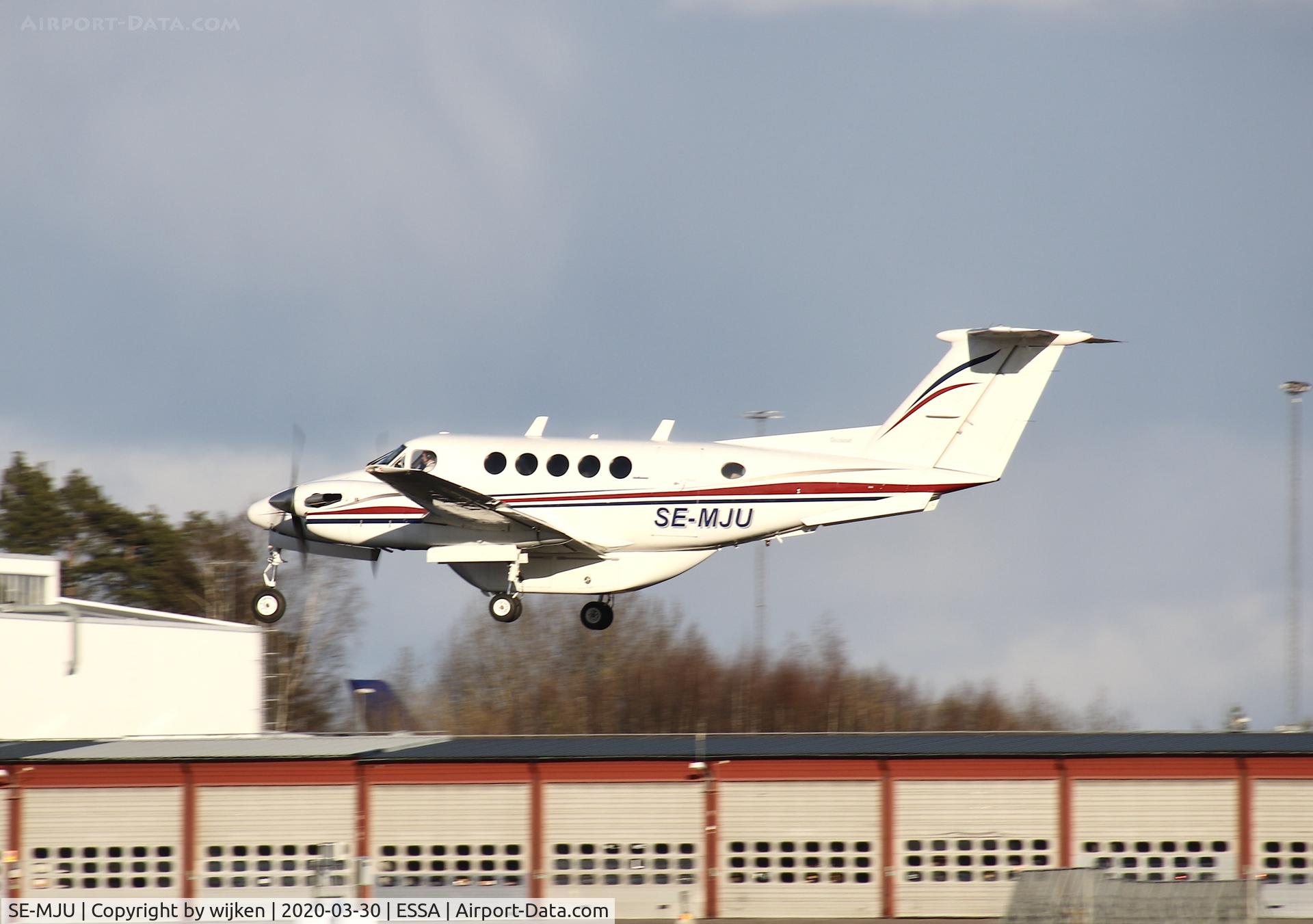 SE-MJU, 1983 Beech B200 King Air King Air C/N BB-1144, RWY 01L