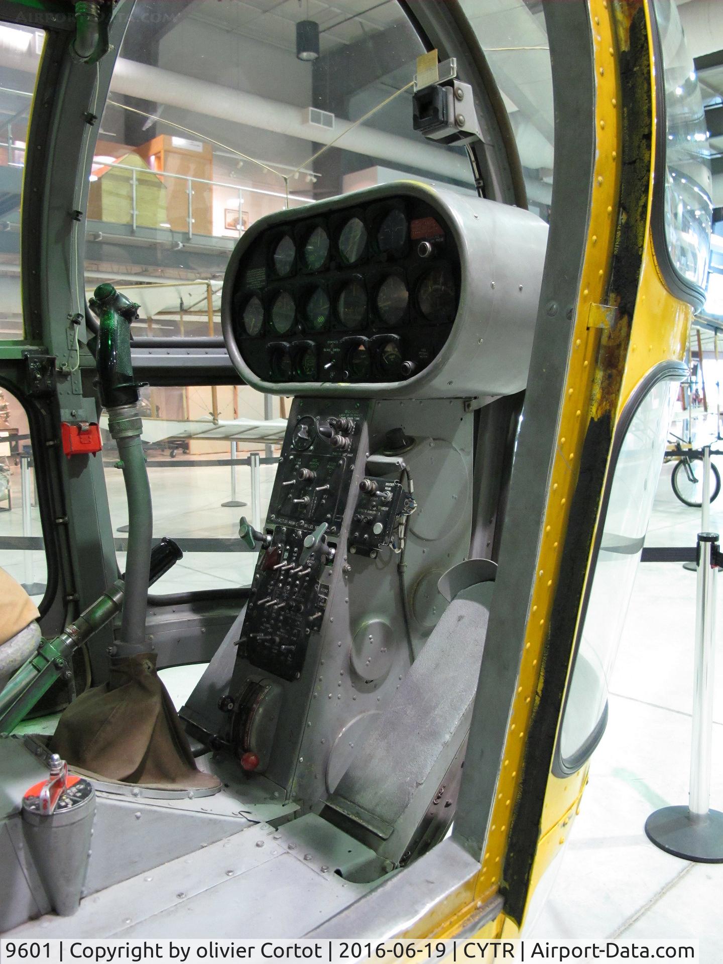 9601, 1947 Sikorsky H-5 Dragonfly C/N 51-18, the cockpit