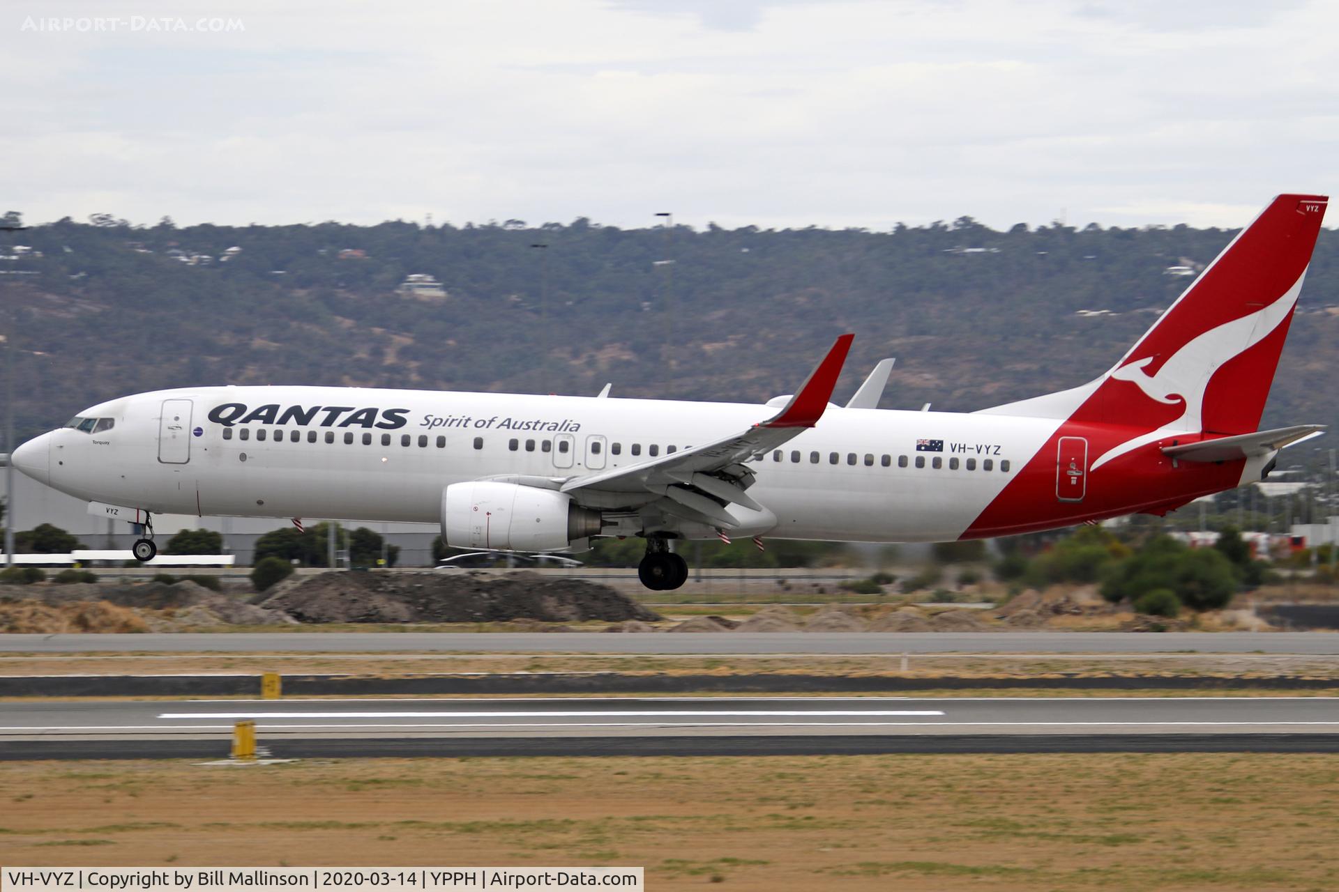 VH-VYZ, 2011 Boeing 737-838 C/N 34190, onto 03