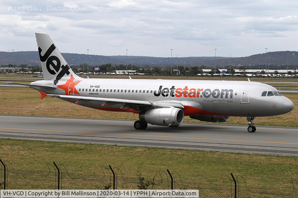 VH-VGD, 1989 Boeing 737-4YO C/N 23980, taxi to 03