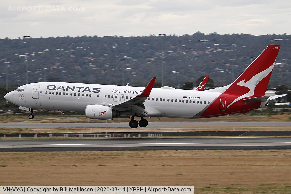 VH-VYG, 2005 Boeing 737-838 C/N 33995, onto 03