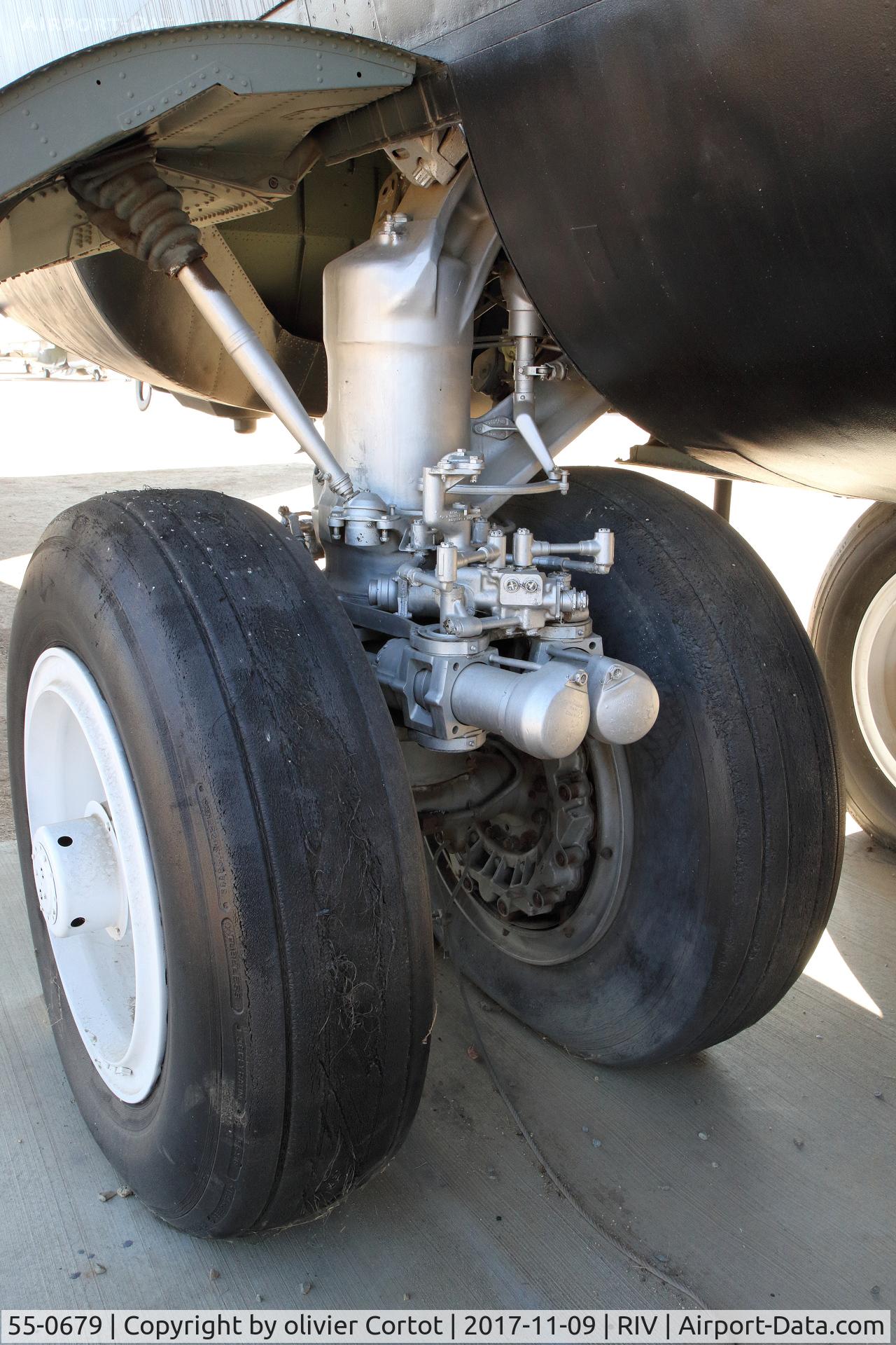 55-0679, 1956 Boeing B-52D Stratofortress C/N 464026, landing gear