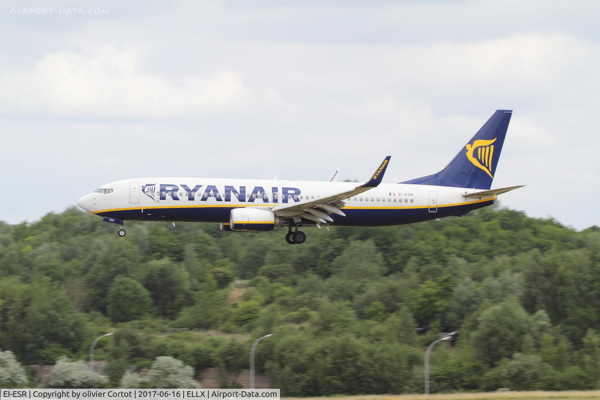 EI-ESR, 2011 Boeing 737-8AS C/N 34995, landing, 06/2017