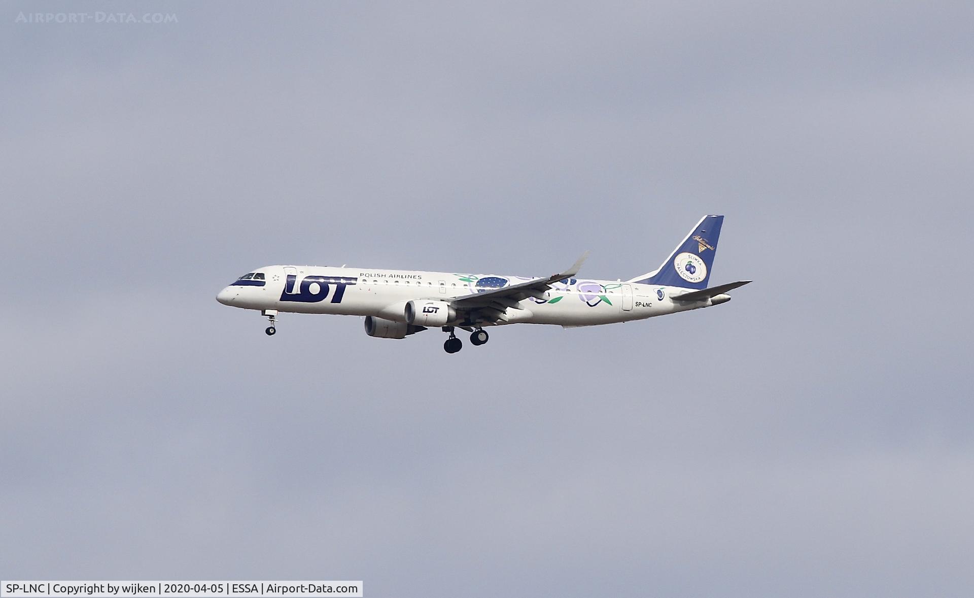 SP-LNC, 2011 Embraer 195LR (ERJ-190-200LR) C/N 19000462, RWY 26 , Sliwka Naleczowska Livery