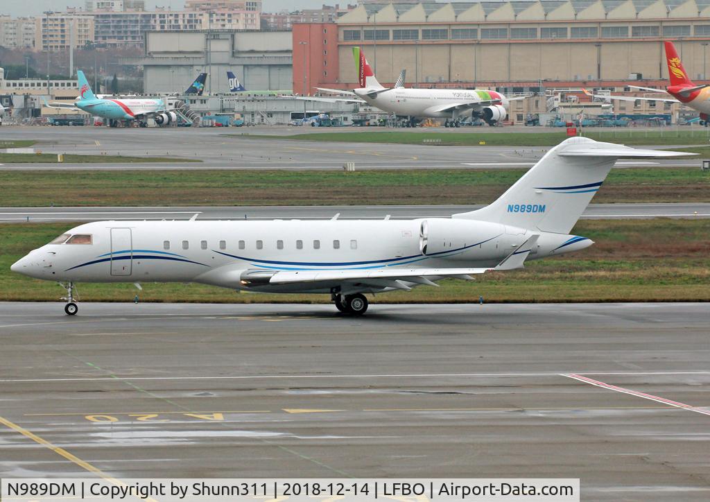 N989DM, 2006 Bombardier BD-700-1A11 Global 5000 C/N 9224, Taxiing holding point rwy 32R for departure...