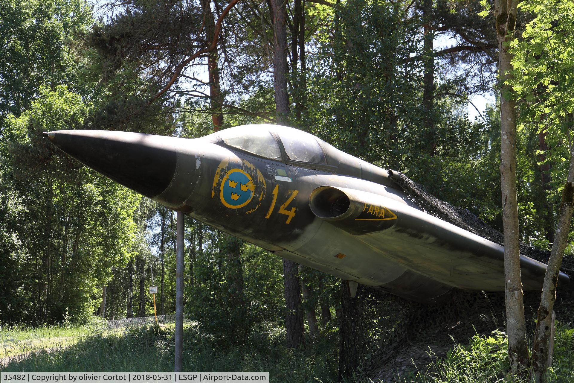 35482, Saab J35F-2 Draken C/N 35-482, out of the woods !
