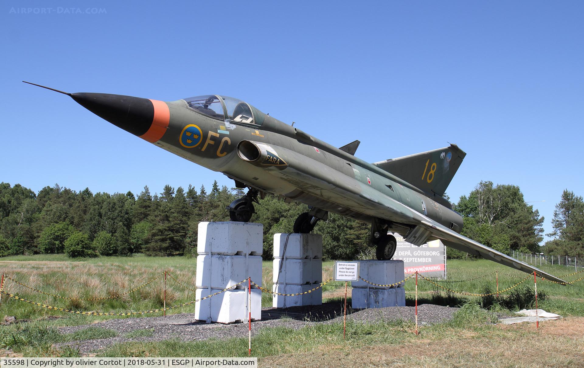35598, Saab J-35J Draken C/N 35-598, roadsign for the aeromuseum
