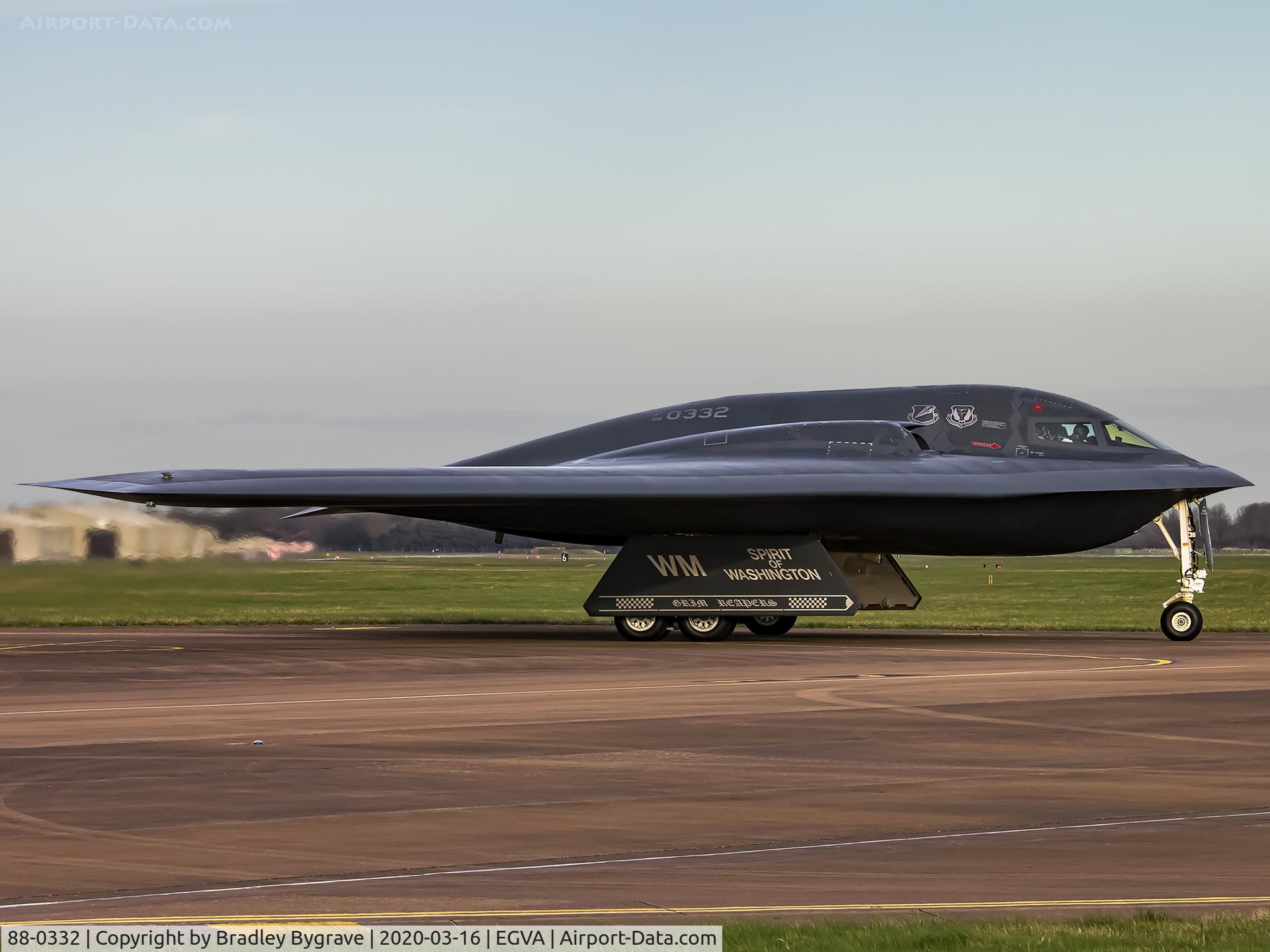 88-0332, 1988 Northrop Grumman B-2A Spirit C/N 1011/AV-11, Taxiing