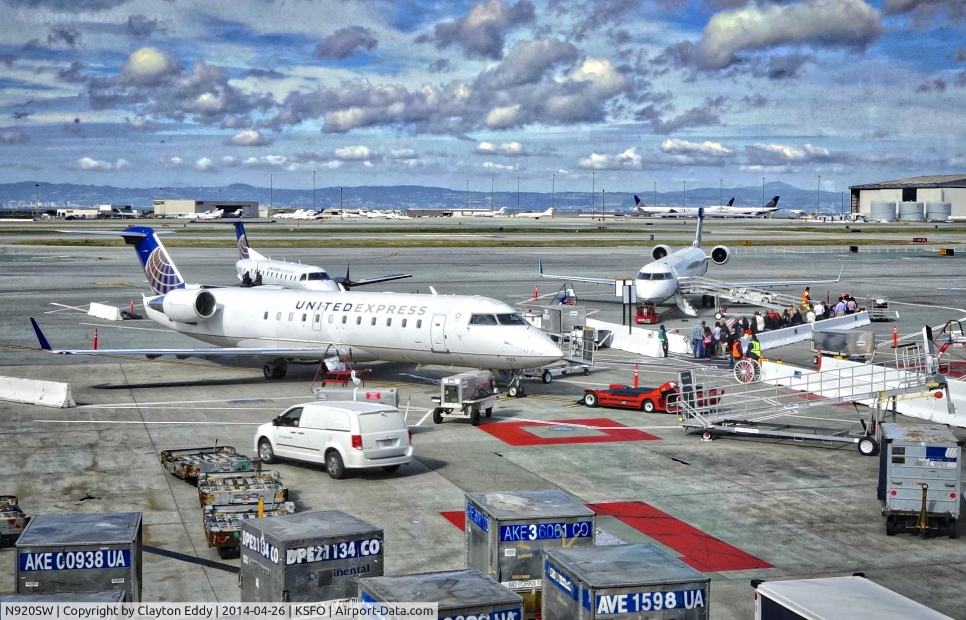N920SW, 2002 Bombardier CRJ-200LR (CL-600-2B19) C/N 7660, SFO 2015.