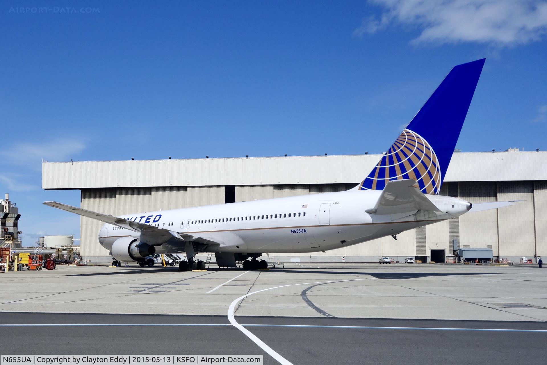 N655UA, 1992 Boeing 767-322/ER C/N 25393, SFO 2015.