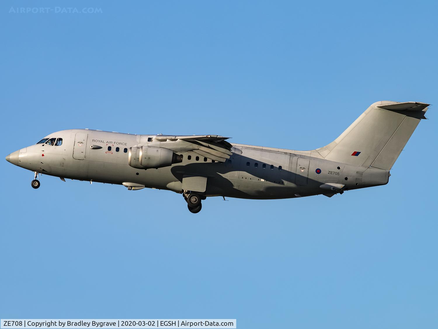 ZE708, 1993 British Aerospace BAe.146-200QC C.3 Quick Change C/N E2211, Climbing away
