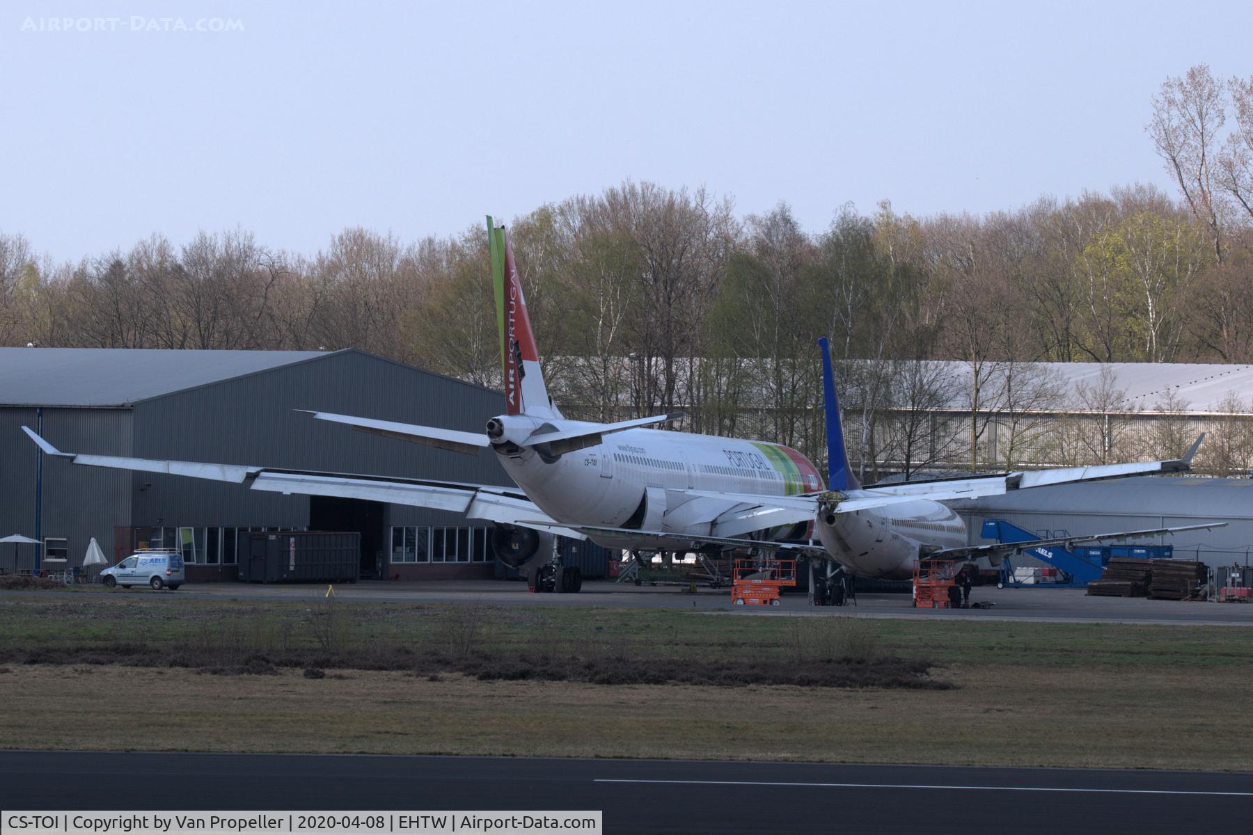 CS-TOI, 1997 Airbus A330-223 C/N 195, TAP Air Portugal Airbus A330-223 with the demolition man, AELS, at Twente airport, the Netherlands.