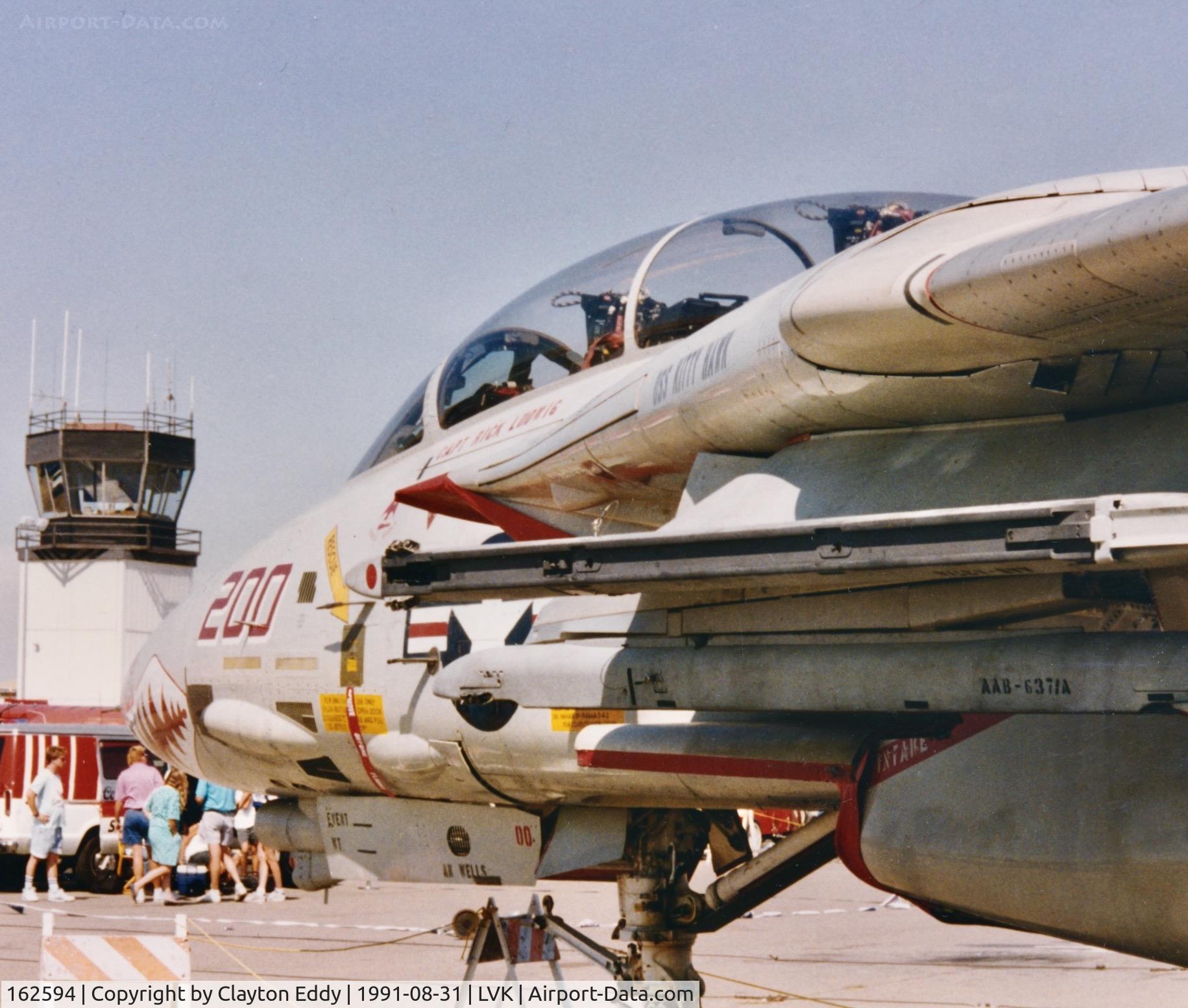 162594, Grumman F-14A C/N 516, Livermore Airport California 1991. VF-111 Sundowner. Captain Rick 'Wigs' Ludwig and Kevin 'Soy' Roe. This same aircraft crashed in the Gulf of Mexico 2002. Pilots minor injuries.
