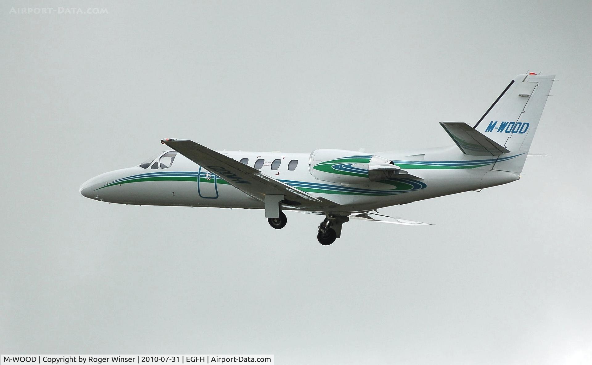 M-WOOD, 2002 Cessna 550 Citation Bravo C/N 550-1042, Visiting Citation Bravo departing Runway 22
