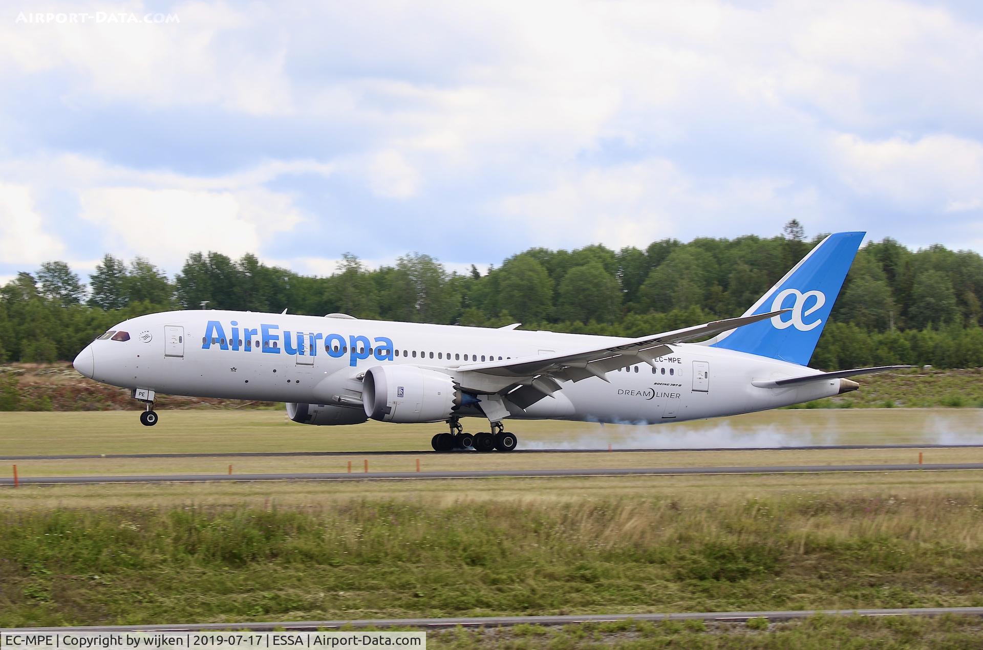EC-MPE, 2017 Boeing 787-8 Dreamliner C/N 36418, RWY 01R