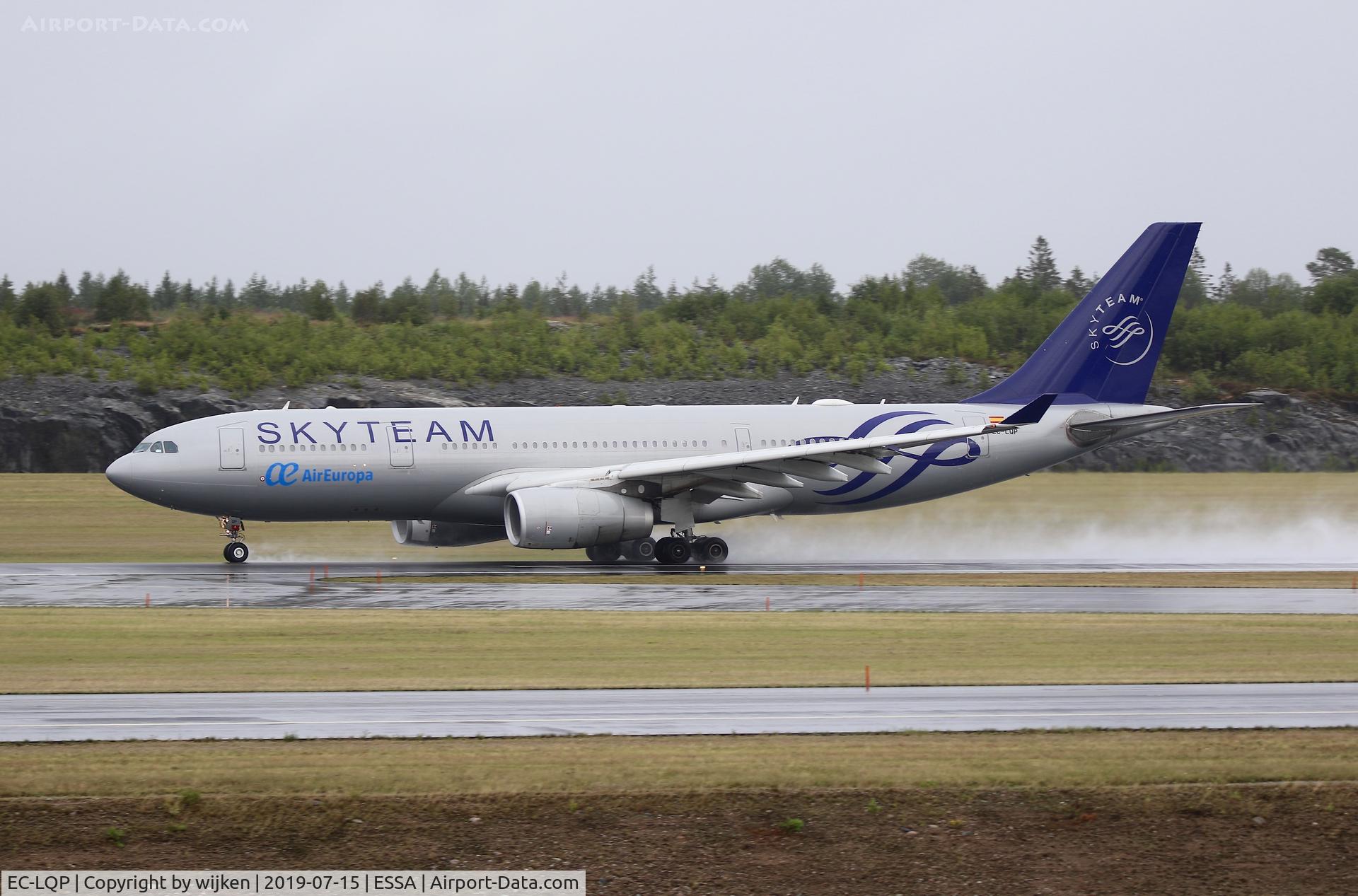 EC-LQP, 2003 Airbus A330-243 C/N 526, RWY 01R