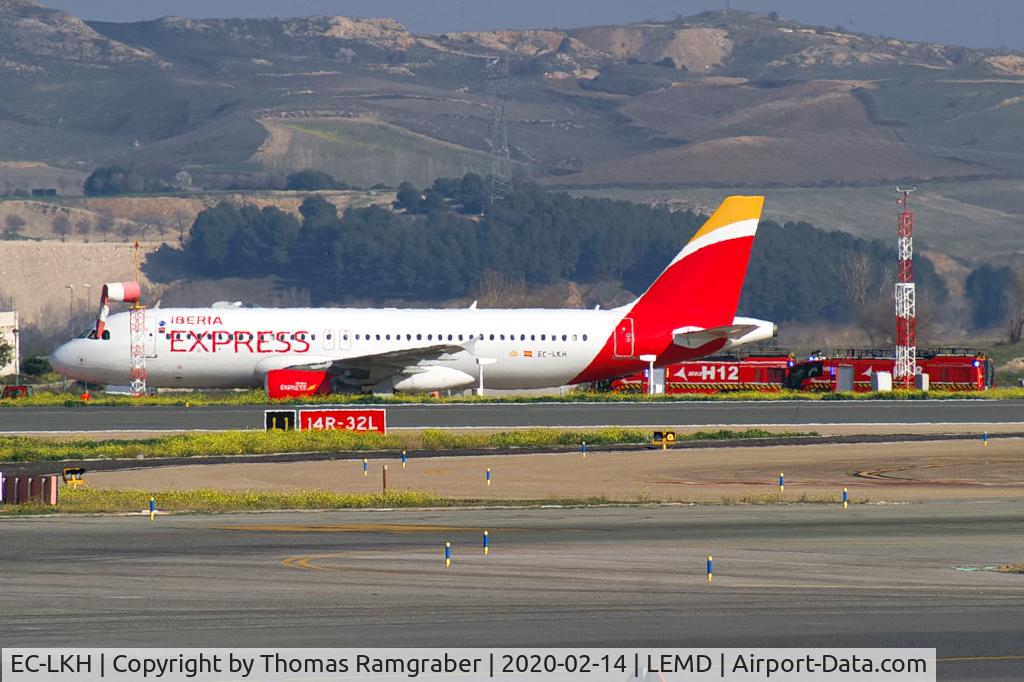 EC-LKH, 1999 Airbus A320-214 C/N 1101, Iberia Express Airbus A320 landing back with unknown problems