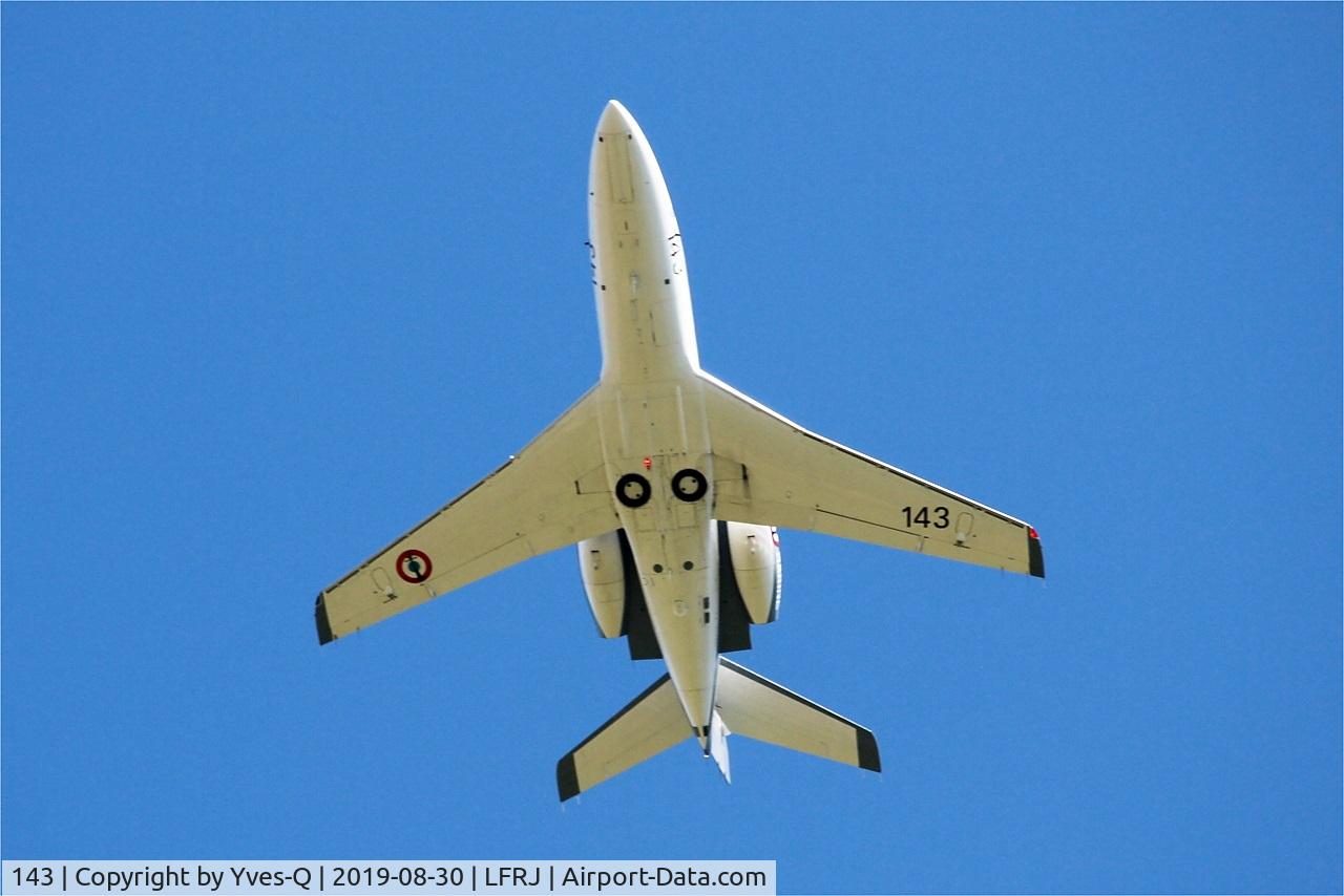 143, 1979 Dassault Falcon 10MER C/N 143, Dassault Falcon 10 MER, Take off rwy 08, Landivisiau naval air base (LFRJ)