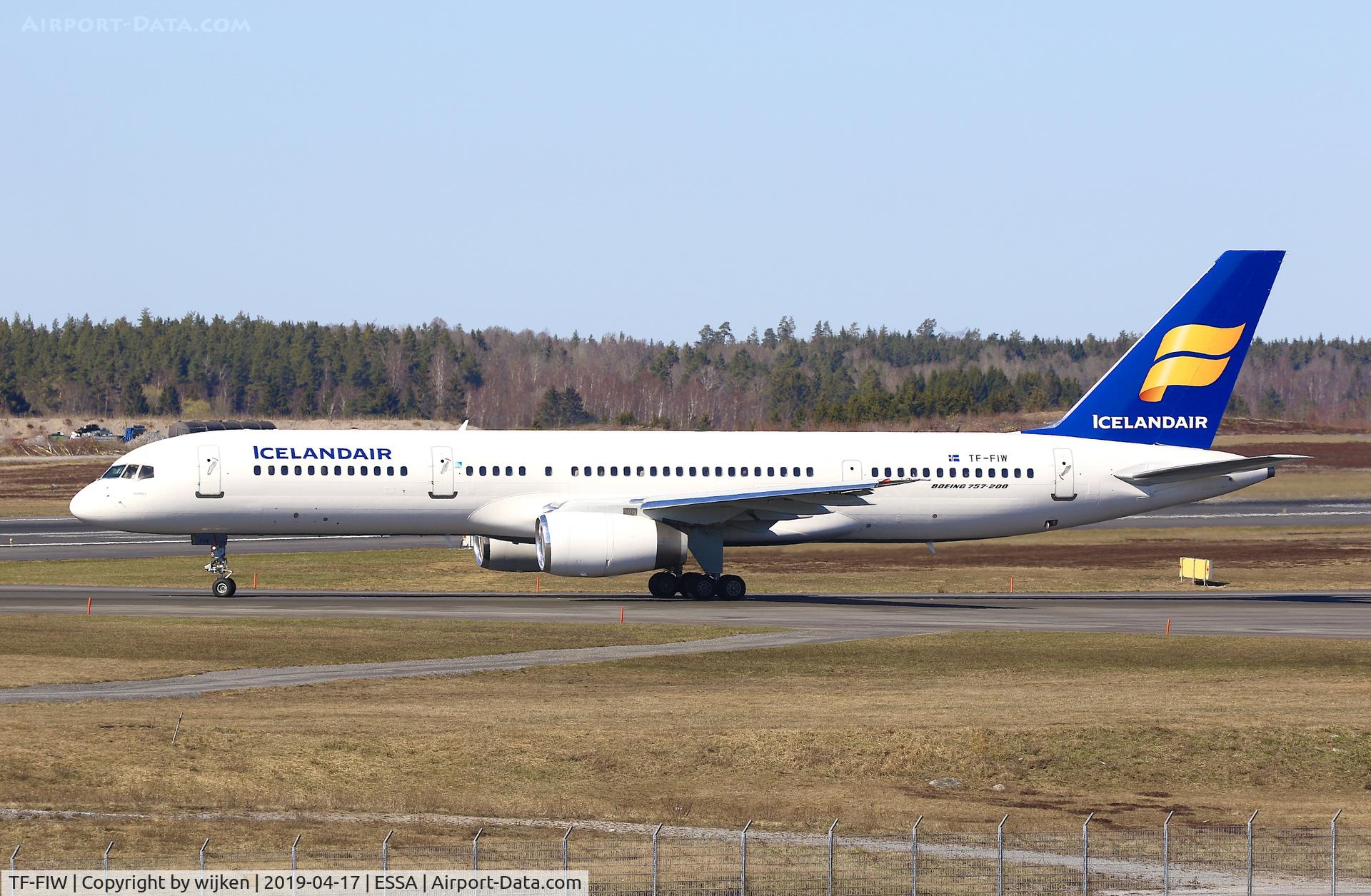 TF-FIW, 1990 Boeing 757-27B/ER C/N 24838, RWY 01L