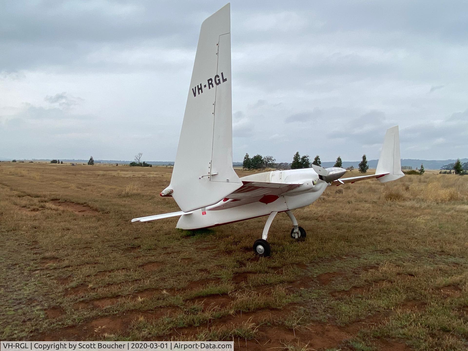 VH-RGL, 1992 Rutan Long-EZ C/N Q051, Great looking aircraft in a paddock outside Campbelltown - Tasmania