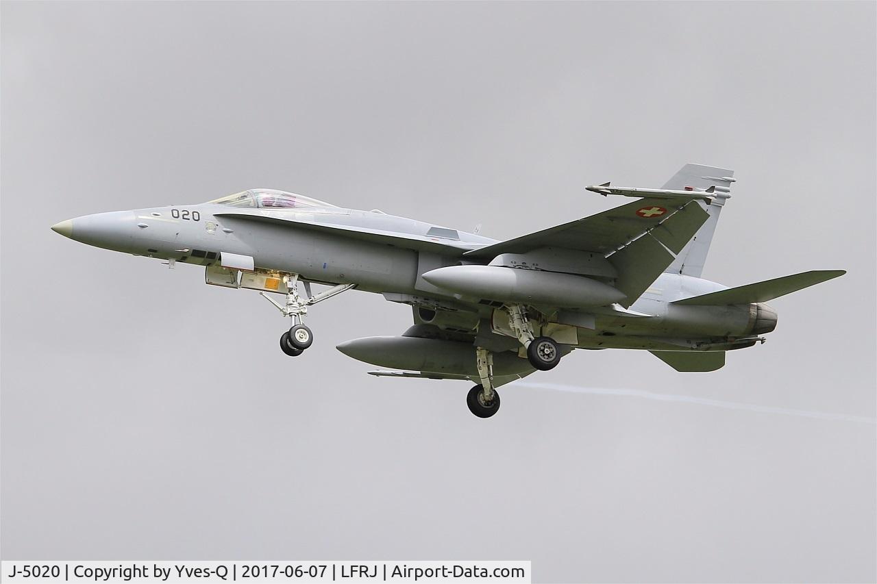 J-5020, McDonnell Douglas F/A-18C Hornet C/N 1369/SFC020, Swiss Air Force McDonnell Douglas FA-18C Hornet, Short approach rwy 26, Landivisiau Naval Air Base (LFRJ) Tiger Meet 2017