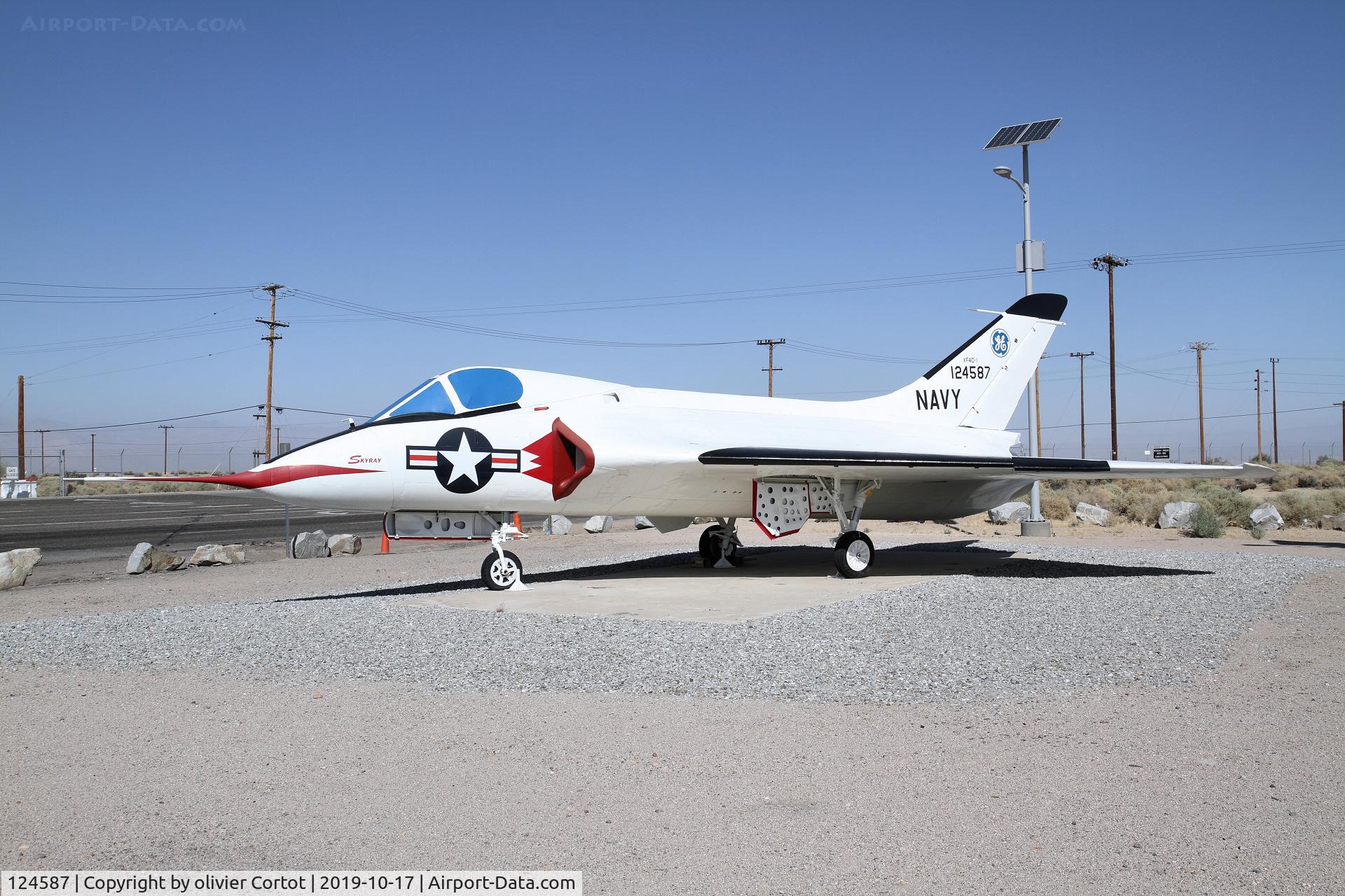 124587, Douglas XF4D-1 Skyray C/N 7464, oct 2019