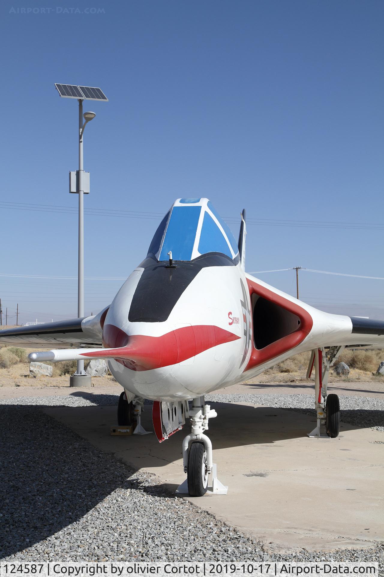 124587, Douglas XF4D-1 Skyray C/N 7464, front view