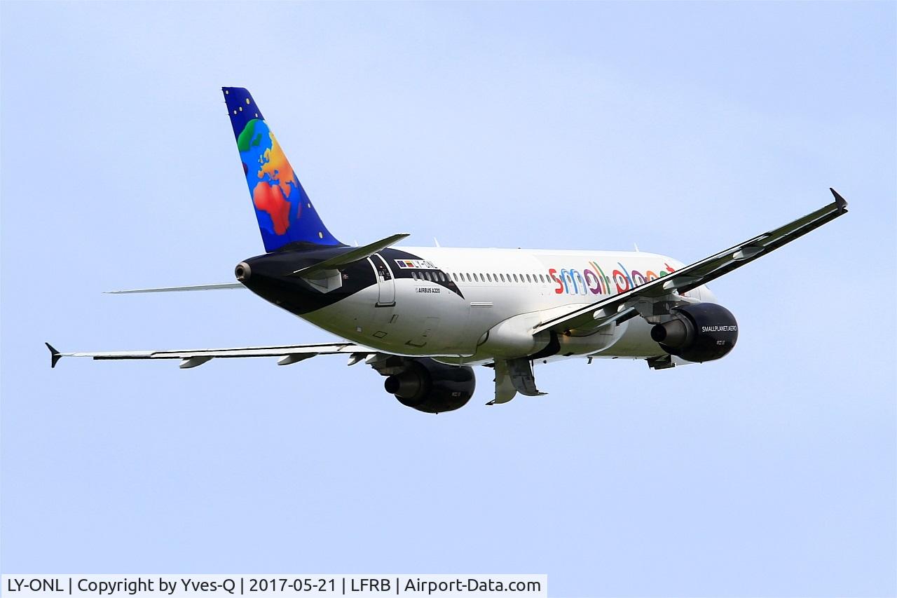 LY-ONL, 2010 Airbus A320-214 C/N 4489, Airbus A320-214, Climbing from rwy 25L, Brest-Bretagne airport (LFRB-BES)